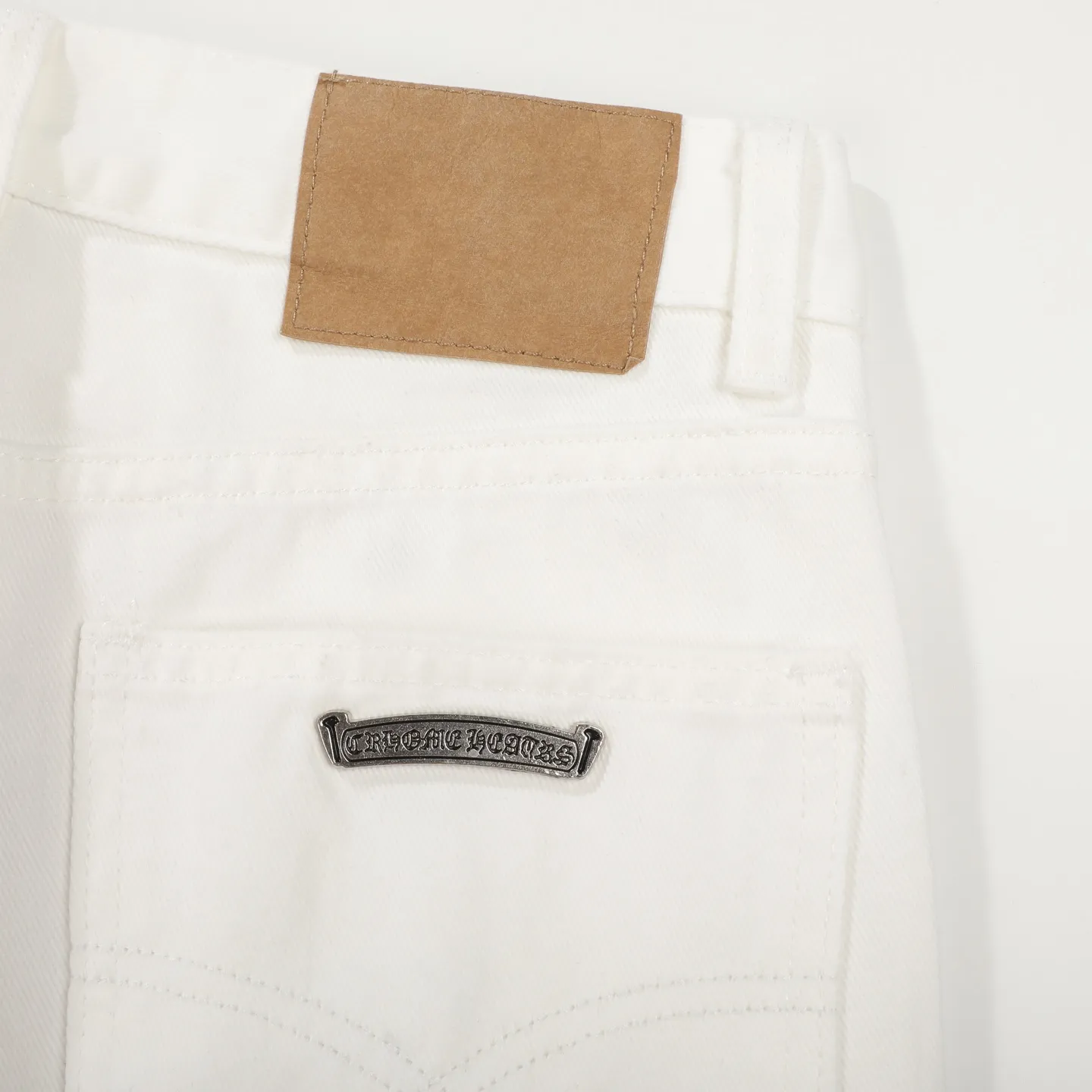 P280 Chrome Hearts/Chrome Hearts 25FW CH top denim large cross leather jeans (white) Chrome Hearts white cow king jeans Chrome Hearts' most popular color pants are made of beaded canvas fabric. Heavy washing makes the upper body of the fabric more textured and the pants are tall and straight! The three-dimensional cutting of the whole trousers is a masterpiece! The hardware is customized by zp. The beaded canvas fabric is thick and soft after being washed. It has good breathability. Customized small leather label. Unique design. The details are in place, simple and elegant, and the workmanship is exquisite. The whole trousers are neatly routed and the details are in place. Look for the correct version. Size: 28 30 32 34 (corresponding to s-xl) Detailed size can be found in Figure 9